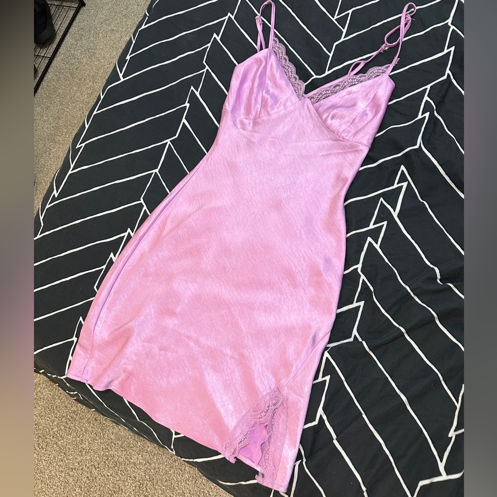 Size M lace-detailed pink satin slip mini dress with a small side slit design 🎀💞